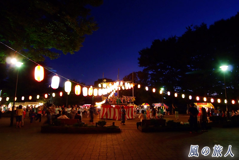 駒沢緑泉公園　盆踊り大会の会場の様子の写真