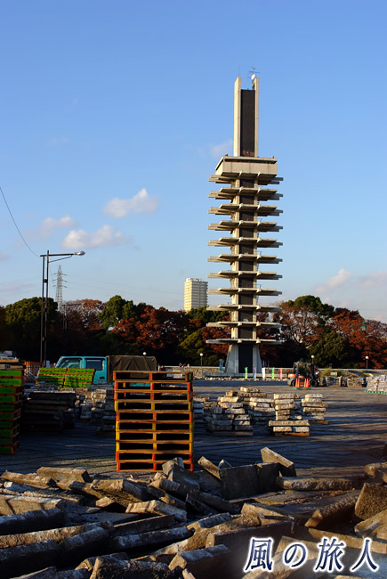 駒沢オリンピック公園　敷石の工事とオリンピック記念塔の写真