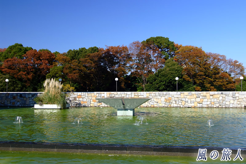 駒沢オリンピック公園　水に浮かぶ聖火台の写真