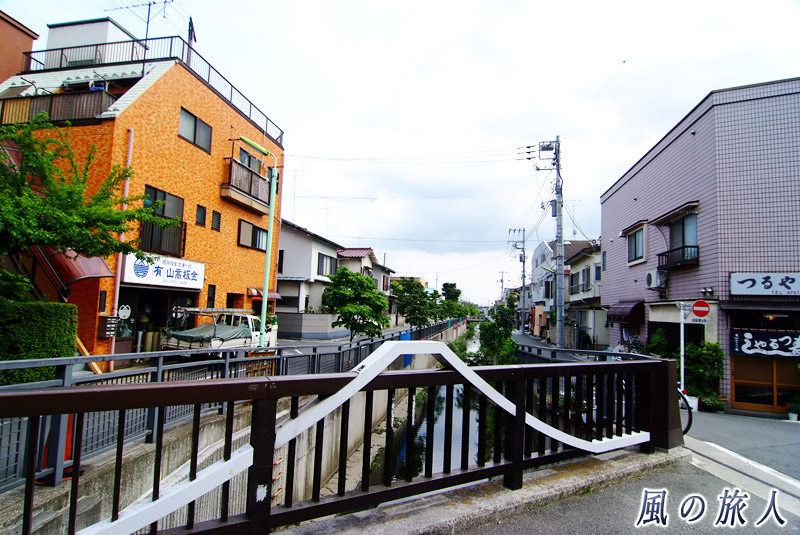 谷沢川　駒沢通りに架かる富士見橋と下流の写真