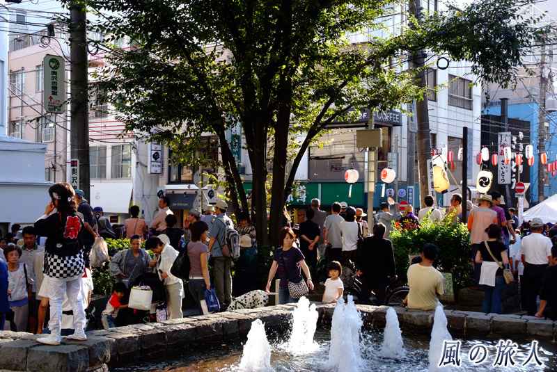 奥沢駅前の広場　秋祭りで賑わうふんすい広場の写真