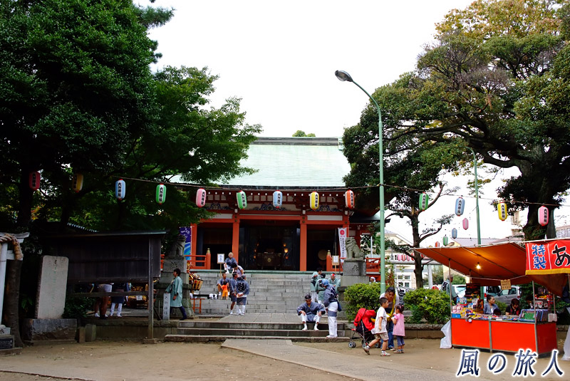 野毛六所神社の秋祭り　祭りの時の境内の写真