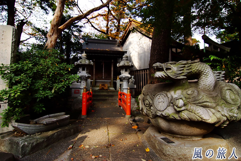野毛六所神社　水神様の祠と置物の写真