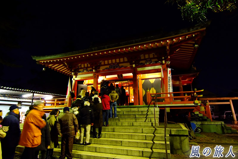 野毛六所神社　正月の参拝者の列の写真