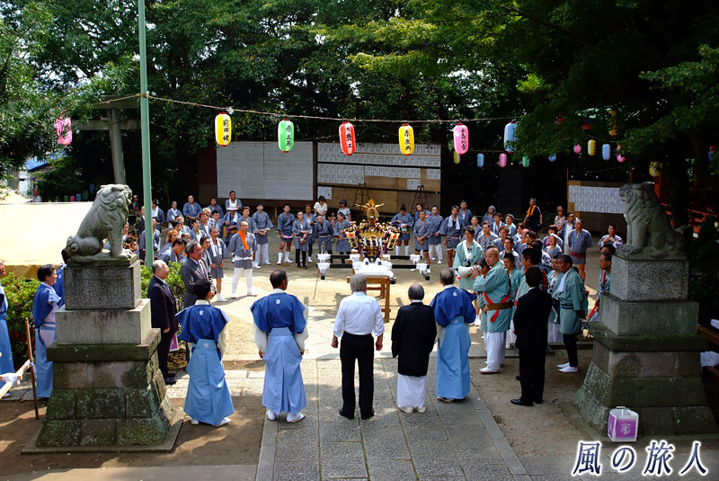 野毛六所神社の秋祭り　神輿の出発式の写真