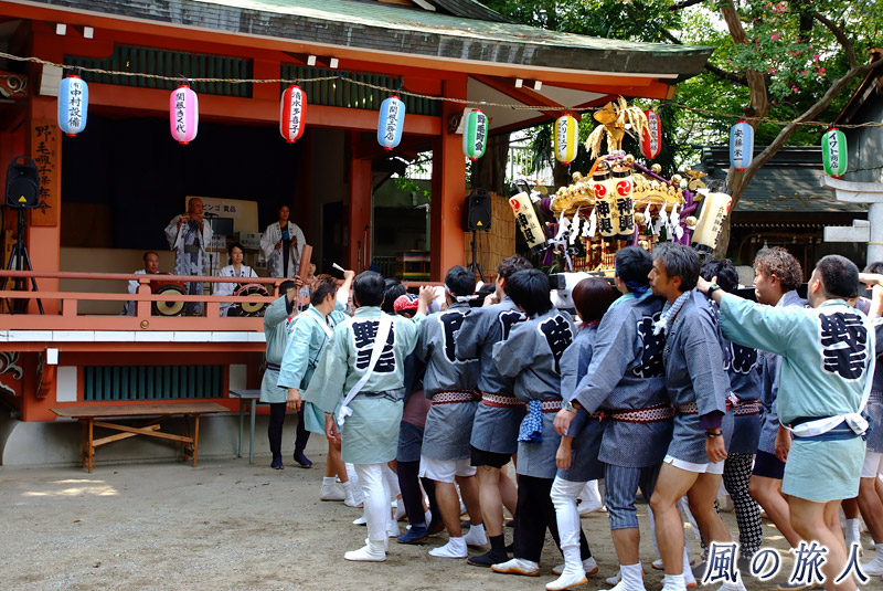 野毛六所神社の秋祭り　お囃子と神輿の写真
