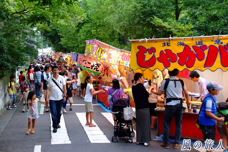 玉川神社の秋祭り　神社横の路地に並ぶ露店の写真