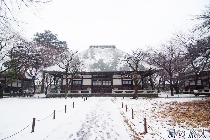 九品仏浄真寺　雪の日の三仏堂の写真