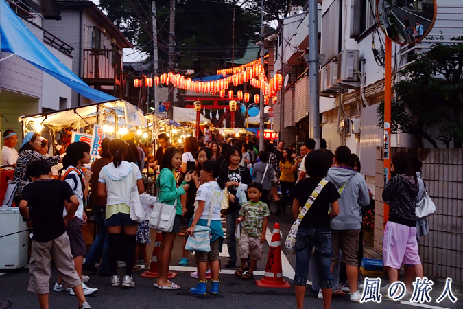 若林鎮守三社祭　子供たちで混雑する通りの様子を写した写真