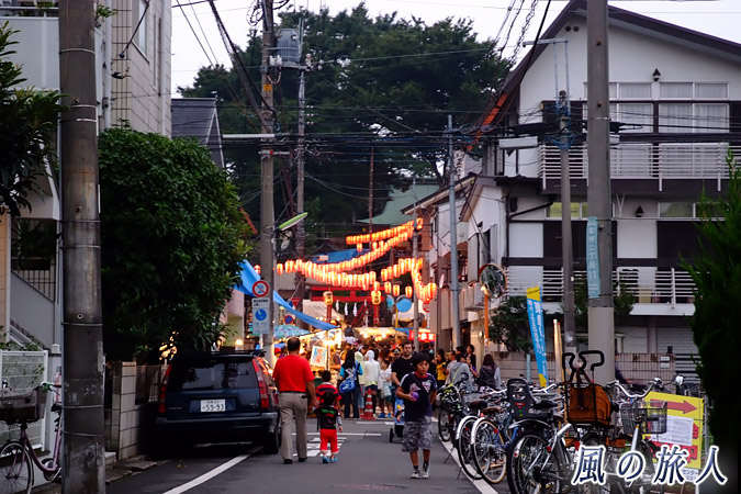 若林鎮守三社祭　神社と屋台の並ぶ通りの写真