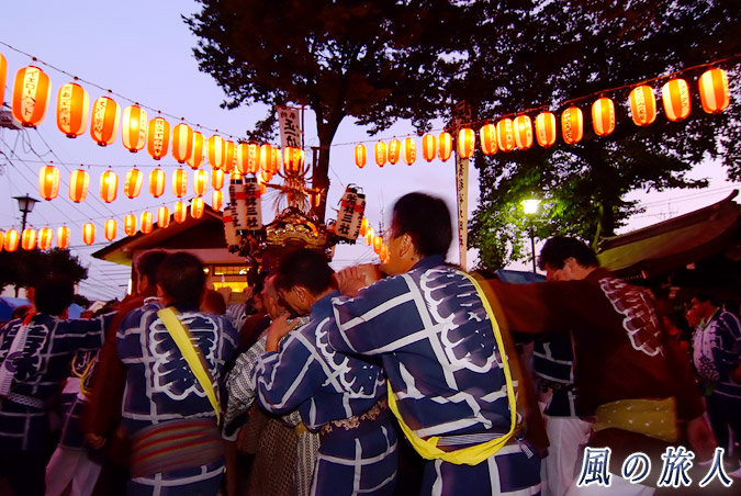 若林稲荷神社の神輿渡御2009年　宮入りしてきた神輿の写真