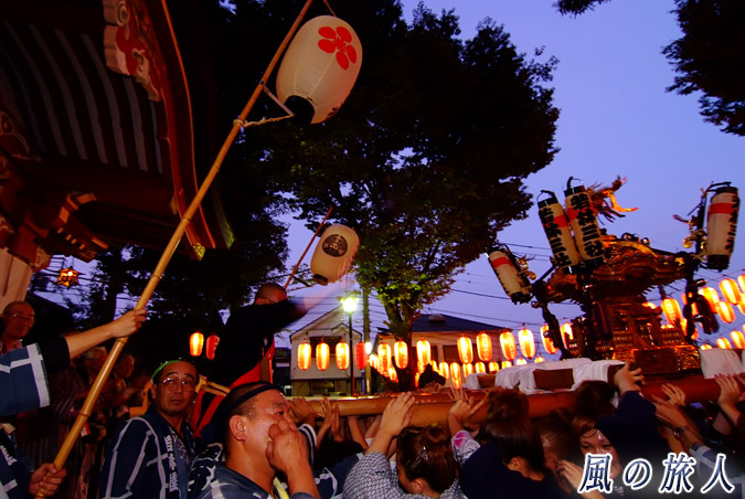 若林稲荷神社の神輿渡御2009年　なかなか収まらない神輿の写真