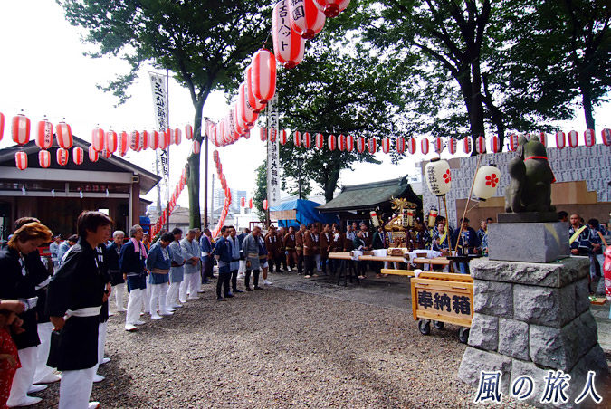 若林稲荷神社の神輿渡御2009年　神事に参加の担ぎ手の写真