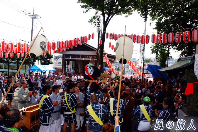 若林稲荷神社の神輿渡御2009年　出発前の手締めの写真