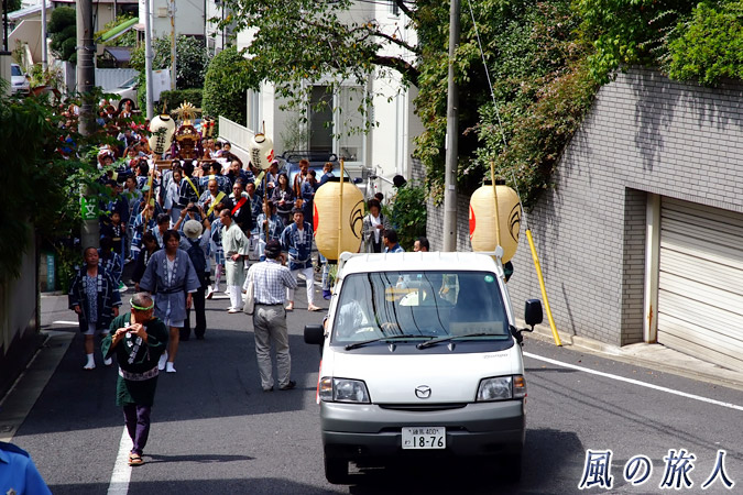 若林稲荷神社の神輿渡御2009年　神輿渡御の様子の写真