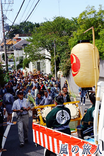 若林稲荷神社の神輿渡御2009年　お囃子と神輿の写真