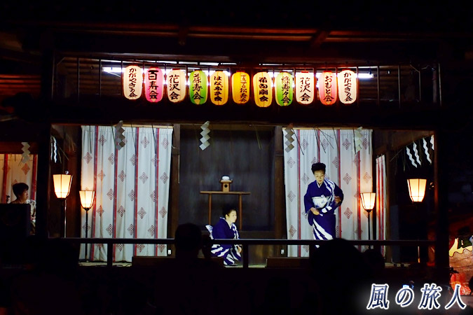 駒繋神社秋祭り　宵宮　奉納演芸　神楽殿での民舞の様子を写した写真