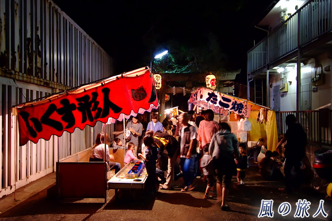 駒繋神社秋祭り　夜の上側の参道の様子を写した写真