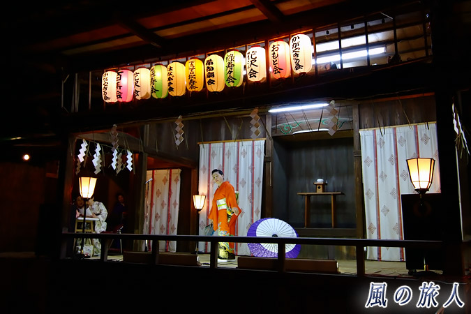 駒繋神社秋祭り　宵宮　奉納演芸　神楽殿での民舞の様子を写した写真