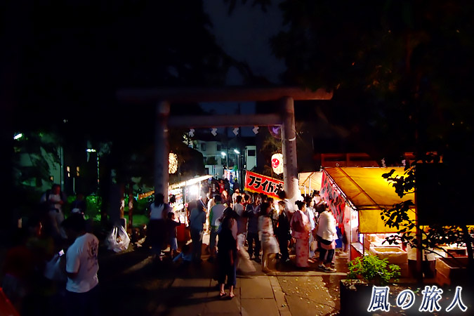 駒繋神社秋祭り　夜の一の鳥居付近の様子を写した写真