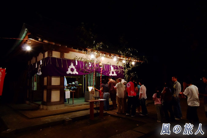 三宿神社の秋祭り　拝殿にお参りする人の列の様子