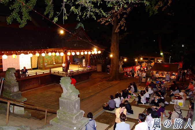 三宿神社の秋祭り　神楽殿での奉納演芸が行われる様子