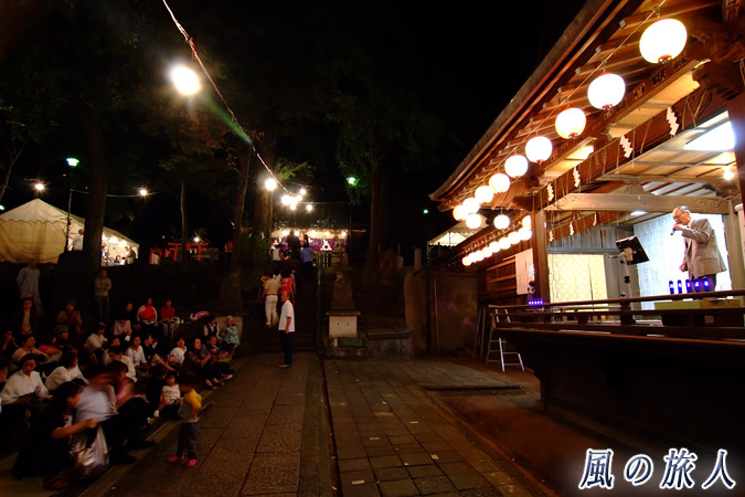 三宿神社の秋祭り　神楽殿での奉納演芸の様子