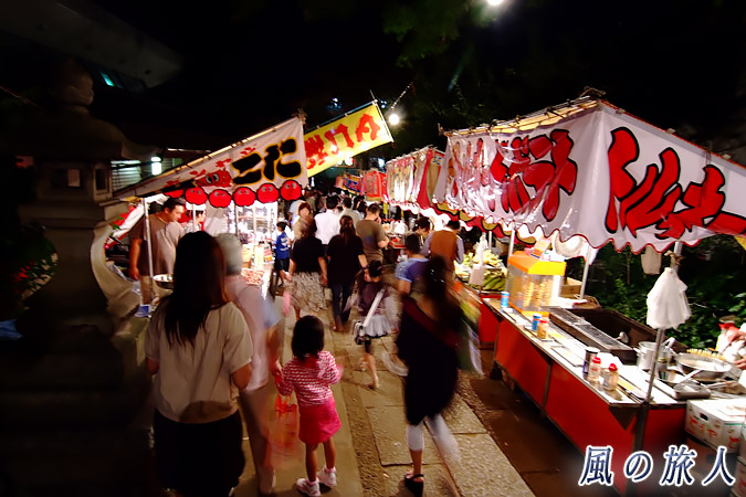 三宿神社の秋祭り　参道に並ぶ屋台の様子