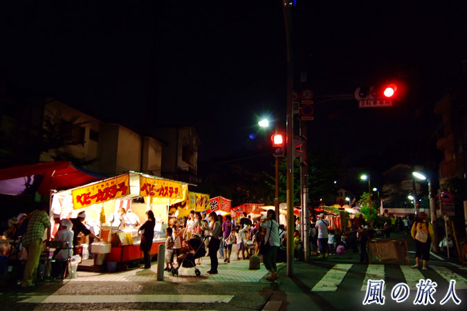 三宿神社の秋祭り　烏山川緑道に並ぶ屋台の様子