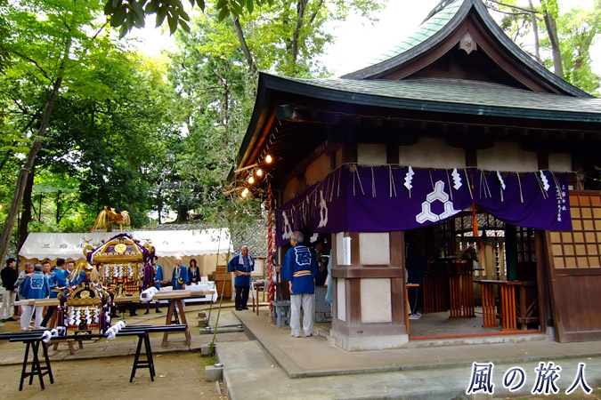 三宿神社　社紋の入った幔幕が取り付けられた拝殿の写真