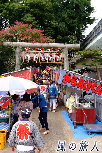 三宿神社の祭礼　苦戦しながら参道を進む神輿