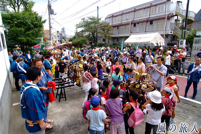 三宿神社の祭礼　出発前の神輿