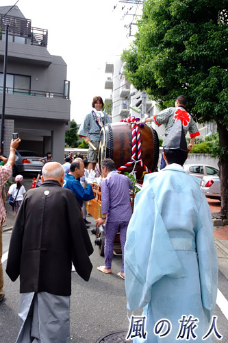 三宿神社の祭礼　太鼓車の出発と見守る総代と神職