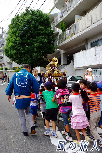 三宿神社の祭礼　子供神輿・小の出発