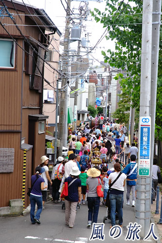 三宿神社の祭礼　路地を進む太鼓車や子供神輿