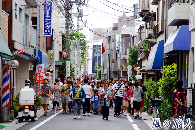 三宿神社の祭礼　路地を押し寄せてくる太鼓車の列