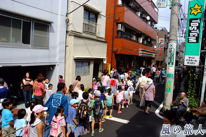 三宿神社の祭礼　商店街を進む太鼓車の行列