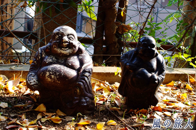 三宿神社　墓地と布袋様の写真