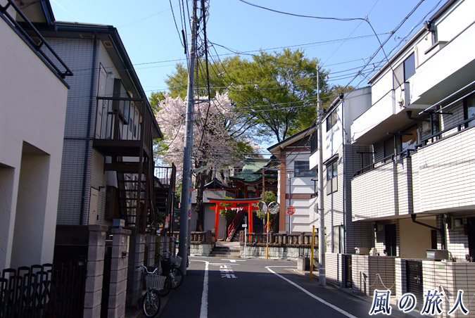 住宅地と若林稲荷神社の写真