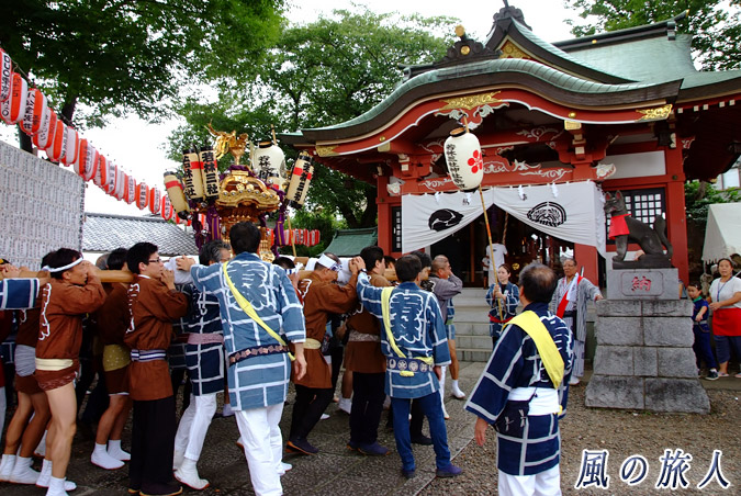 若林稲荷神社の神輿渡御2013年　担ぎ始めの写真