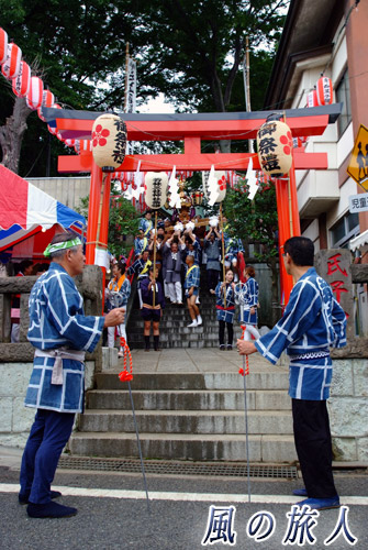 若林稲荷神社の神輿渡御2013年　宮出しの写真