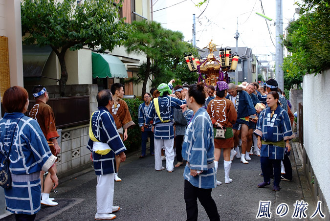若林稲荷神社の神輿渡御2013年　路地を進む神輿の写真