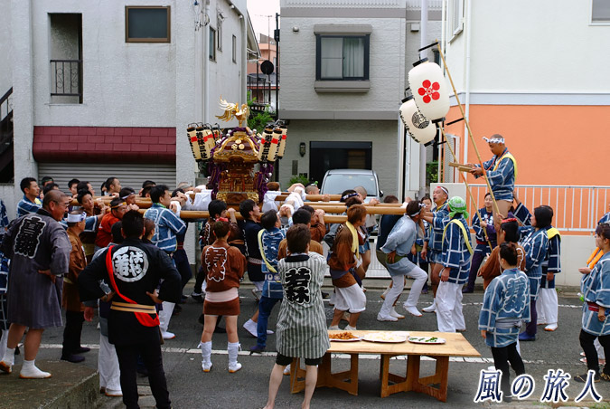 若林稲荷神社の神輿渡御2013年　神酒所（接待所）に到着の神輿の写真