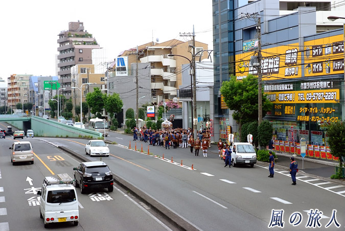 若林稲荷神社の神輿渡御2013年　環七に向かう神輿の写真