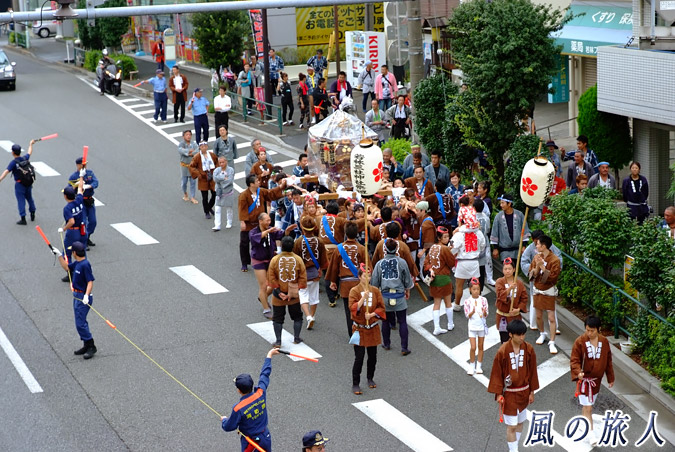 若林稲荷神社の神輿渡御2013年　気合の入る担ぎ手の写真
