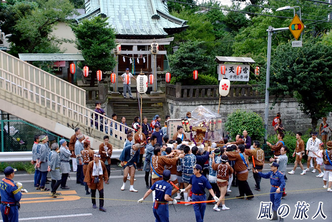 若林稲荷神社の神輿渡御2013年　環七を封鎖する写真