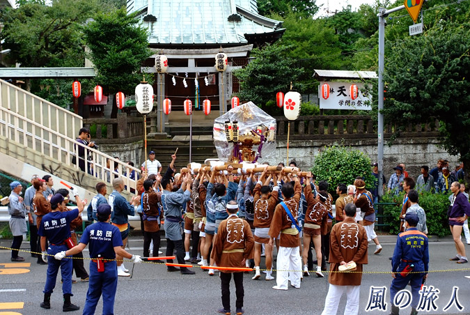 若林稲荷神社の神輿渡御2013年　天満宮への差し上げの写真