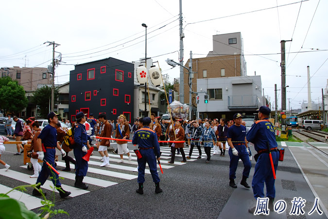 若林稲荷神社の神輿渡御2013年　若林交差点でUターンの写真