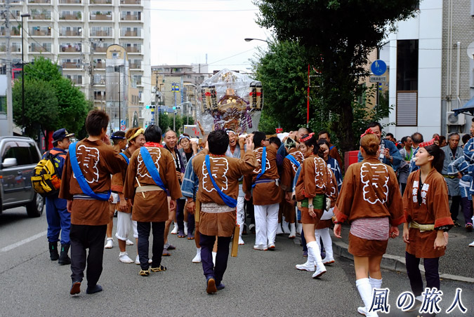 若林稲荷神社の神輿渡御2013年　環七を渡御　楽しそうな担ぎ手の写真