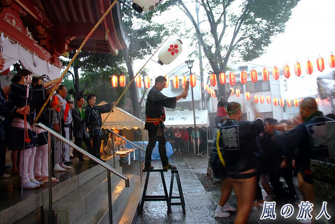 若林稲荷神社の神輿渡御2013年　土砂降りの中の宮入の写真